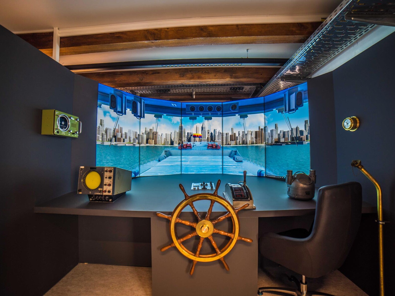 Schiffsimulator mit Bildschirmen und klassischen Steuerinstrumenten