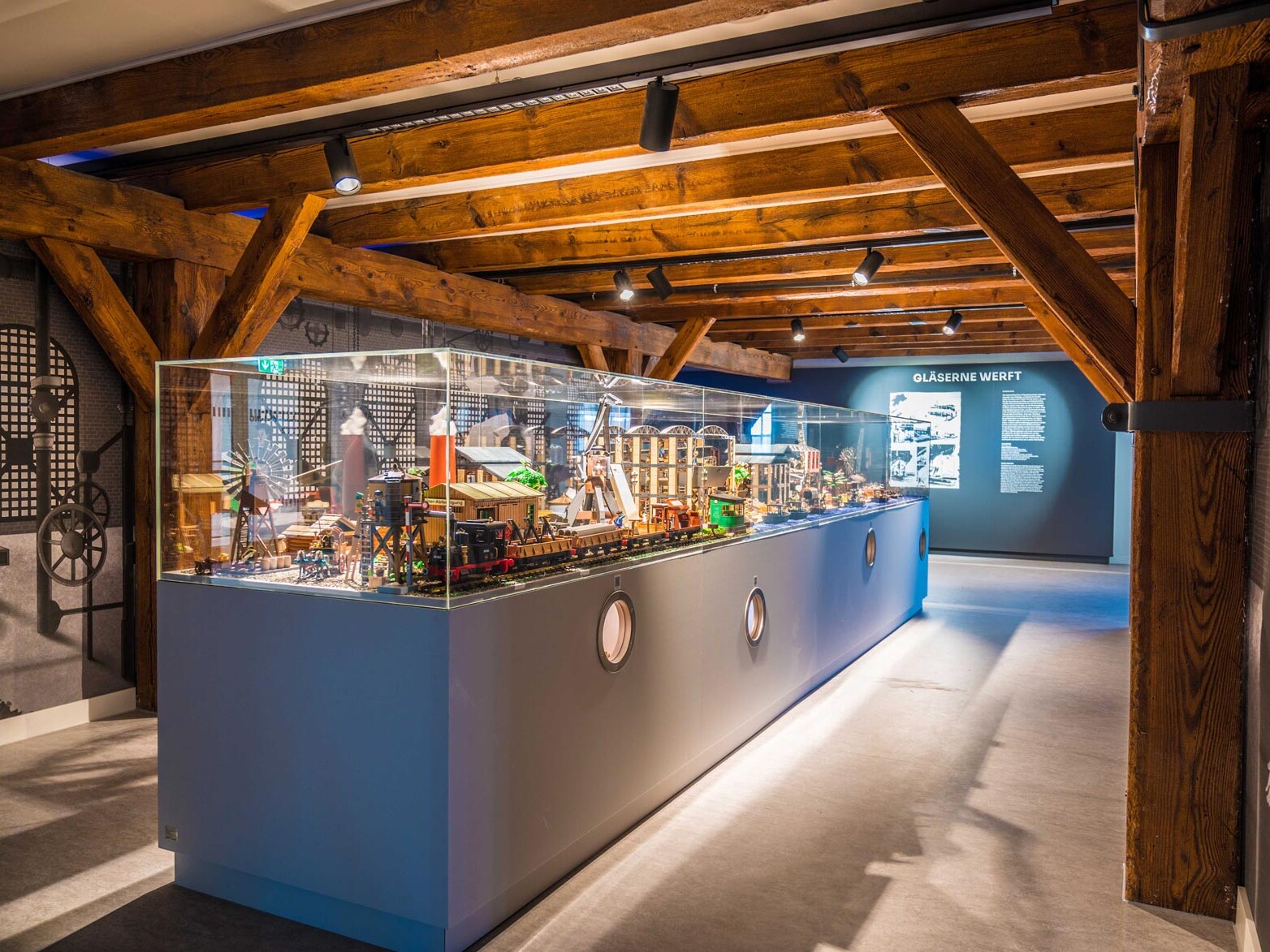 Nachbau der Werft mit Playmobil in einem Schaukasten